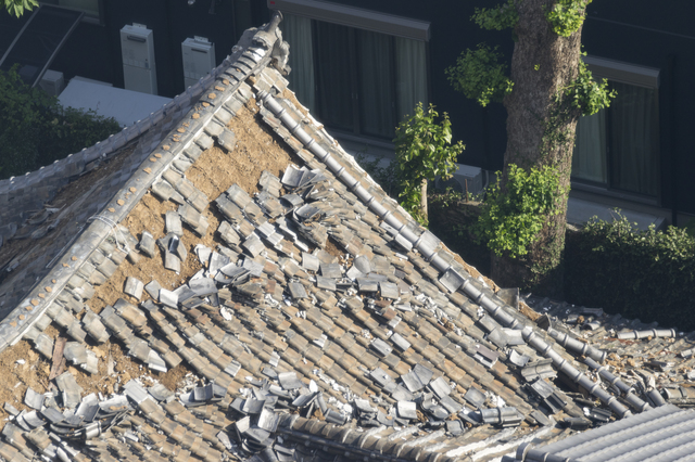 熊本大震災で崩れた土葺きの瓦屋根