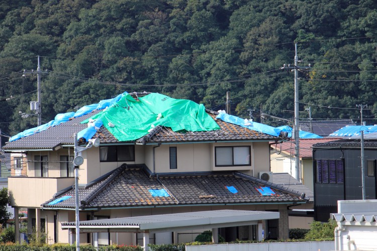 台風や豪雨、地震などの災害から瓦を守る方法