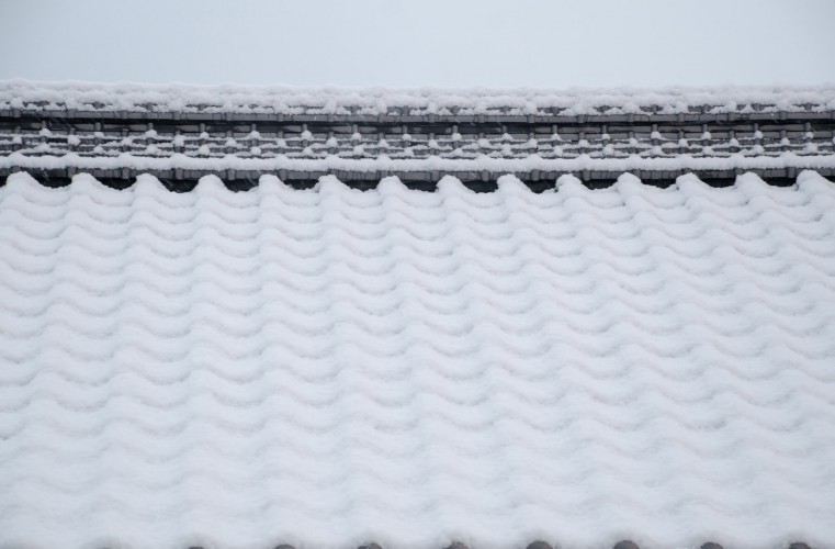 瓦屋根は冬は暖かく、外気を遮断し快適