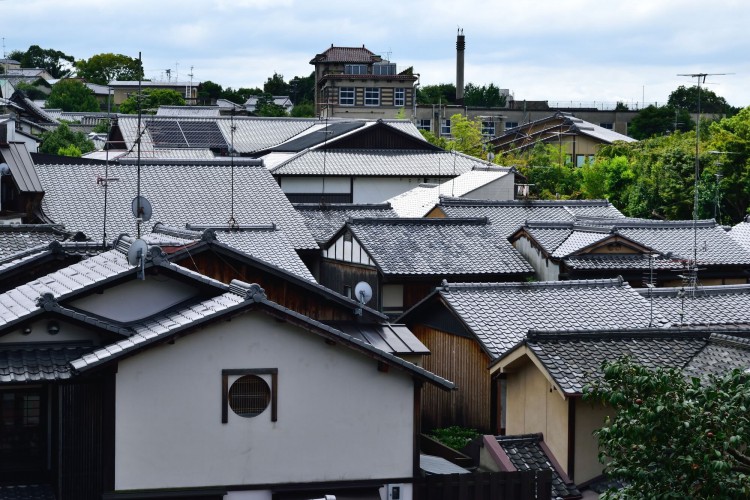 「屋根には瓦」が一番経済的な理由とは？