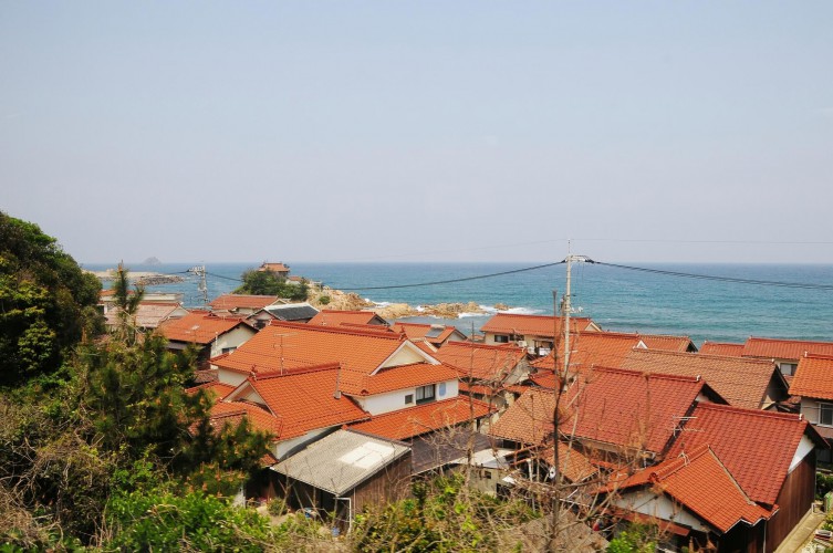 赤い屋根瓦が特徴の島根県小浜の街並み