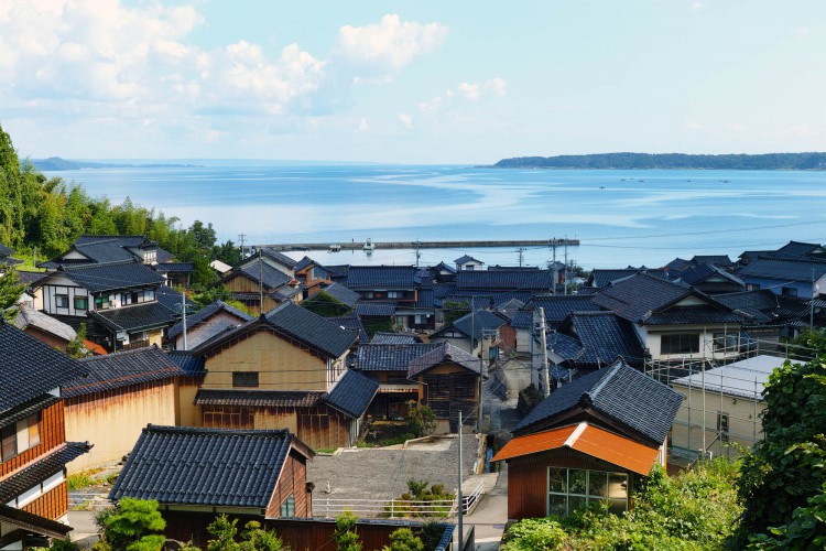 黒い屋根瓦が特徴の石川県能登の街並み