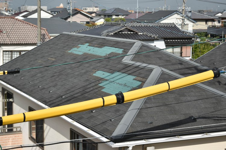 台風によって一部が吹き飛ばされた化粧スレート屋根