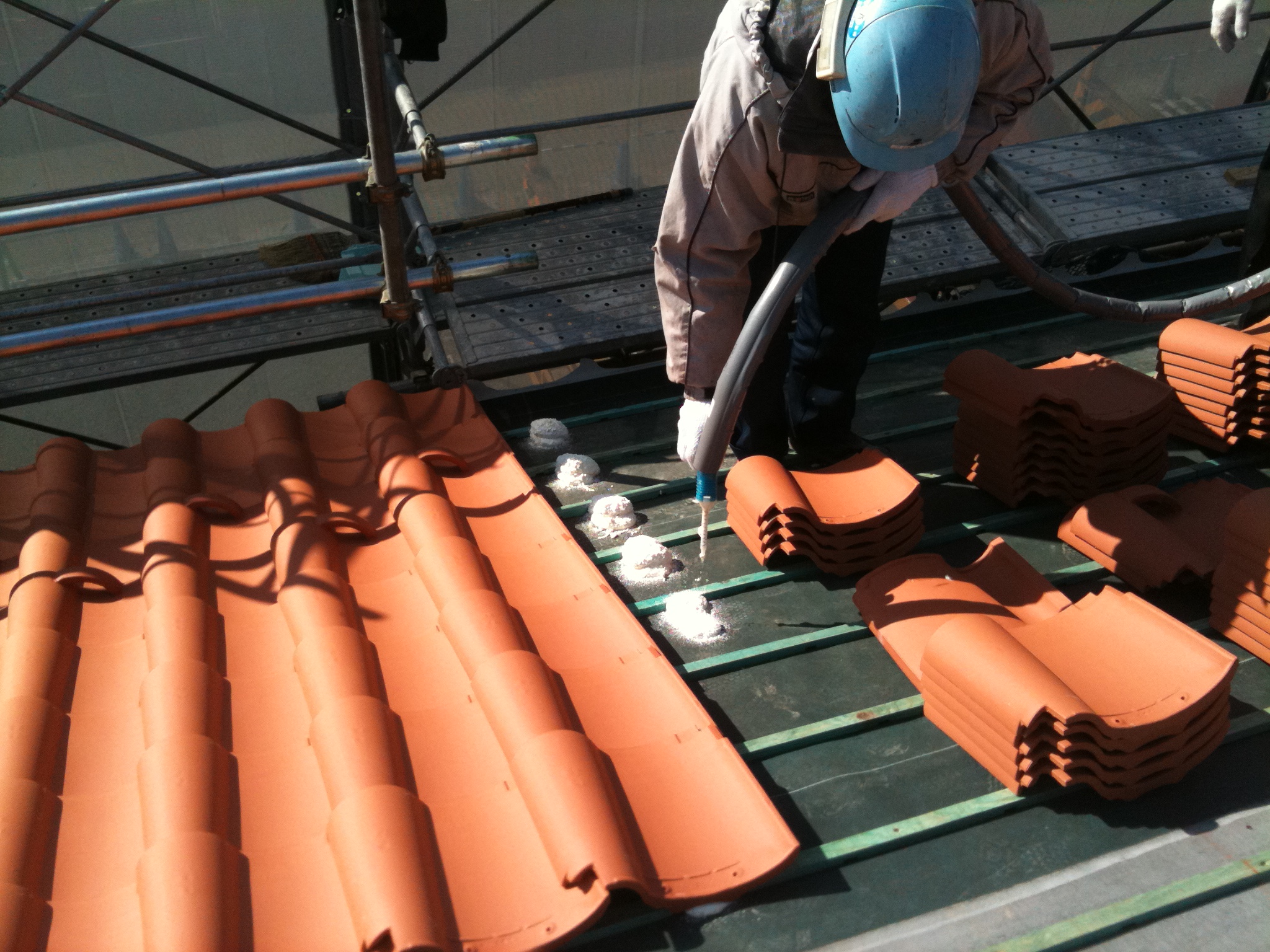 ポリフォーム工法による屋根の葺き替え工事